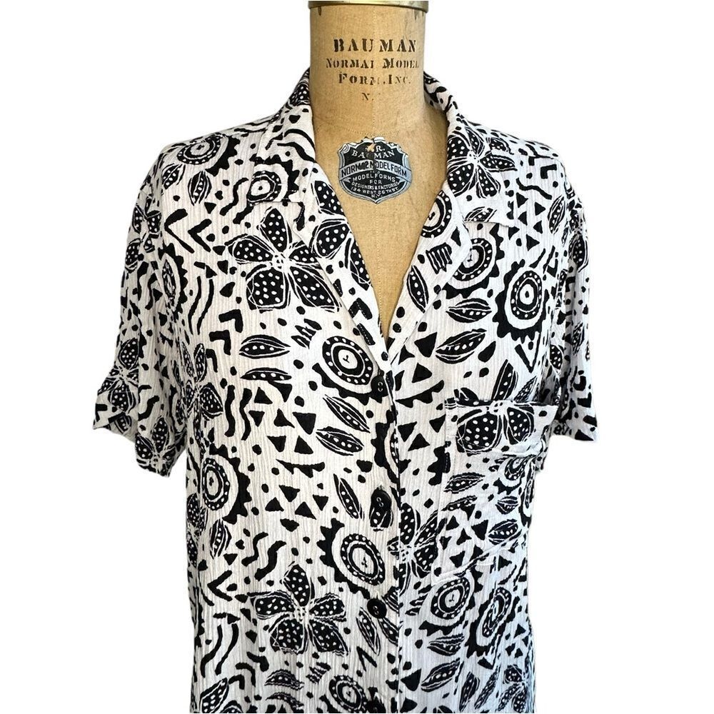 Vintage 90s Middlebrook Park black and white floral button down shirt size M/L